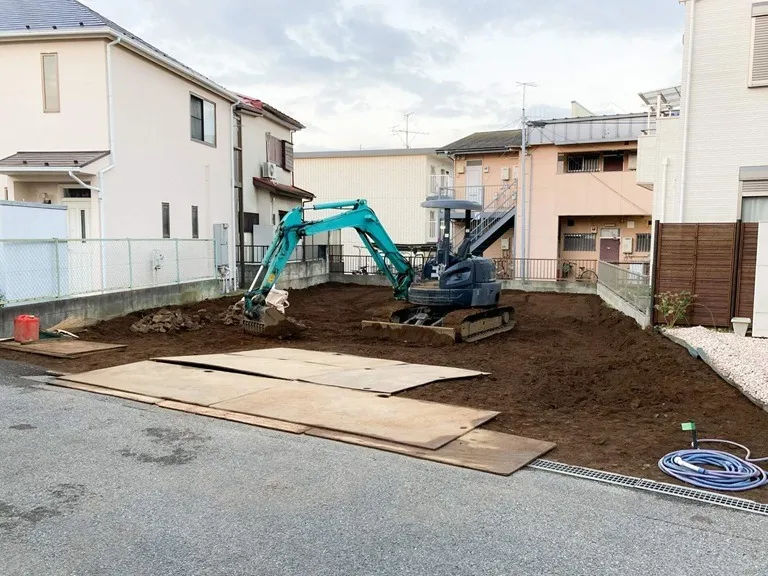新築住宅建設中の空き地