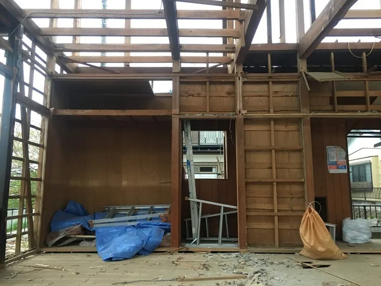 建設中の住宅の骨組みと道具